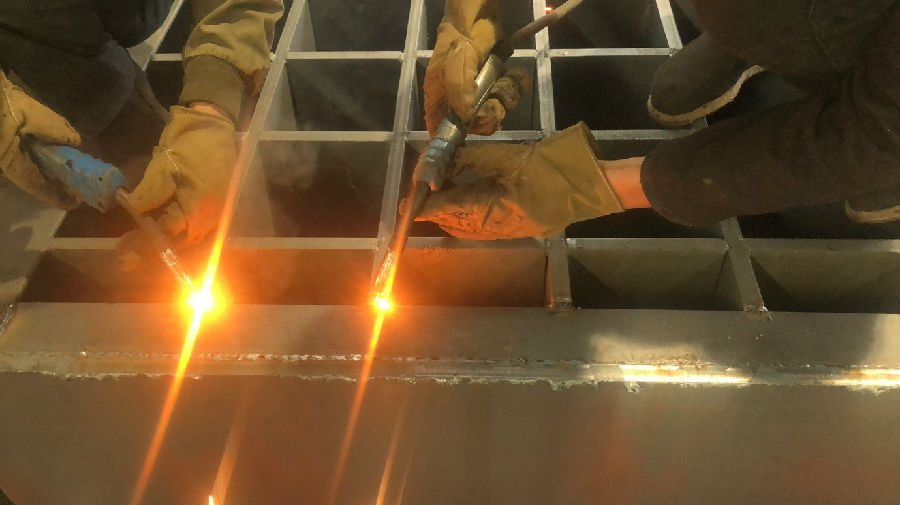 鍍鋅平臺(tái)插接鋼格柵踏步