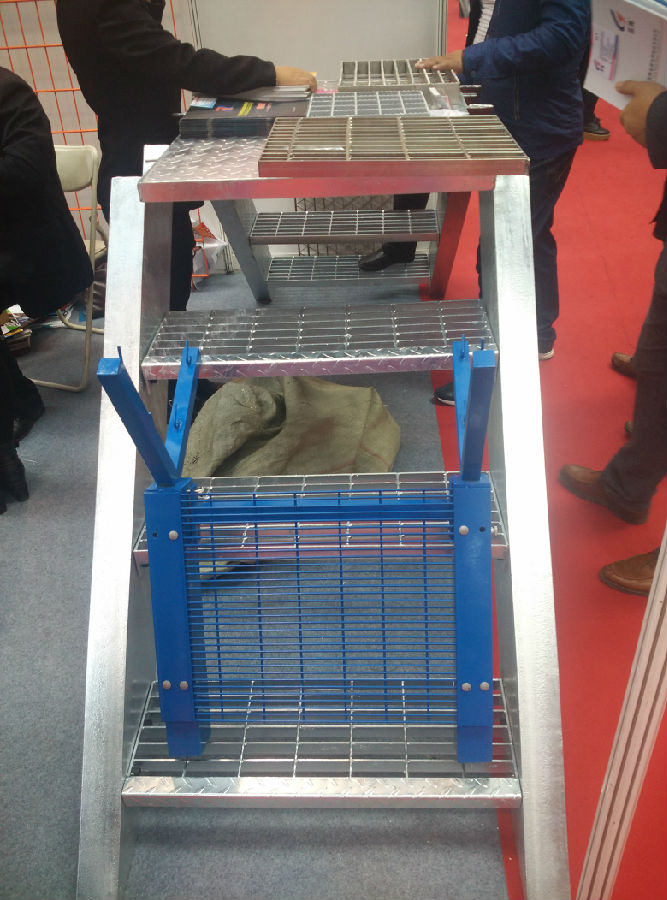 金屬格柵踏步板